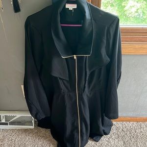 Fitted zip up blouse. Super cute!